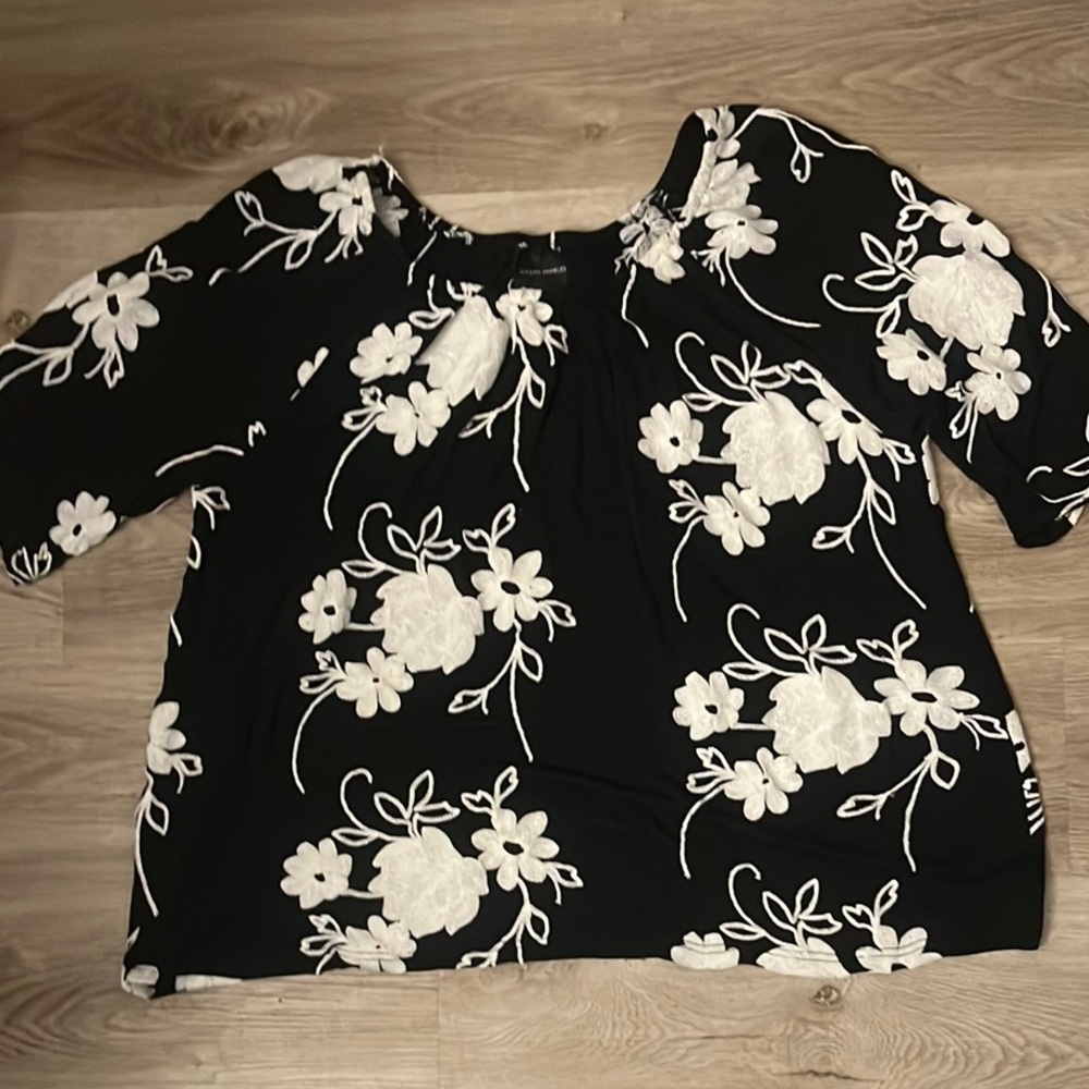 Liv Los Angeles Floral Black and White Women's Top 1X
